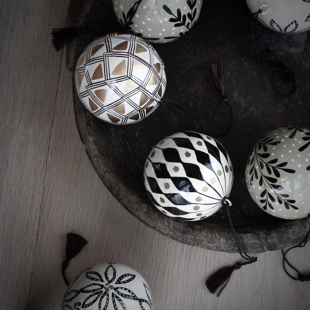 Xmas deco | Hand-painted Christmas baubles paper mache